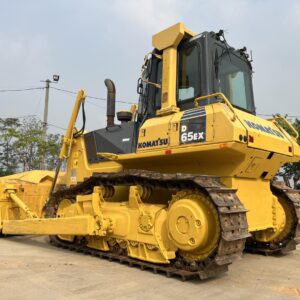 Mat-hong-ben-phai-cua-xe-ui-komatsu-D65ex-15eo-vuivinhphuc.com